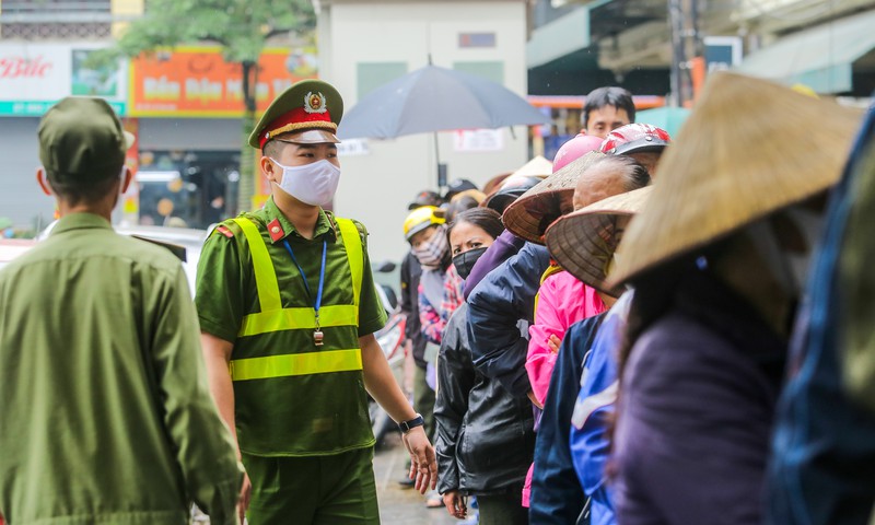 "atm thuc pham mien phi" cua bao nguoi lao dong khai truong tai ha noi hinh 2