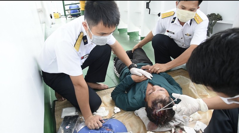 tau 264 vung 2 hai quan cap cuu ngu dan tren vung bien phia nam hinh 1
