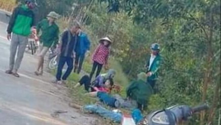 xe may "kep 4" nu sinh dam vao cot moc, 2 nguoi tu vong tai cho hinh 1