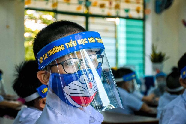 "hoc sinh den truong khong can deo mu chan giot ban" hinh 1