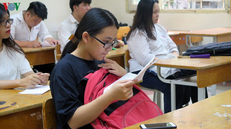 "hoc sinh va nha truong phan ung tich cuc voi de thi thpt tham khao" hinh 2
