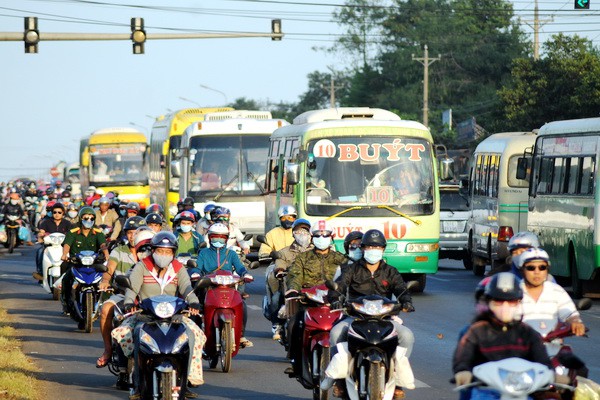 phap phong lo tai nan khi xe 2 banh di canh lan xe tai hinh 2