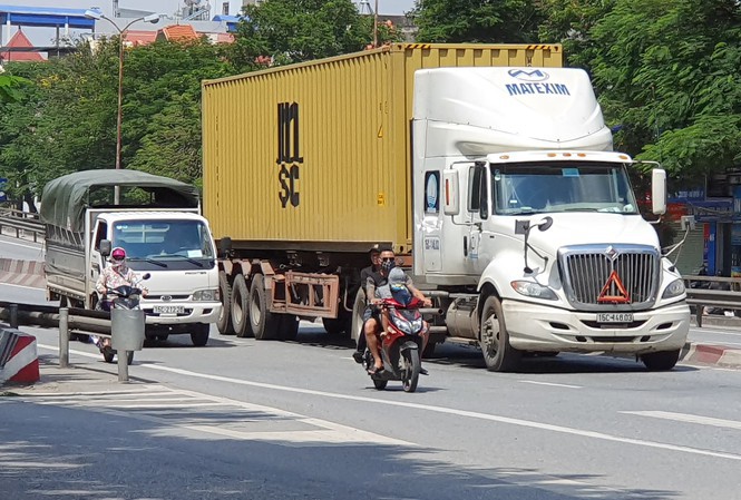 phap phong lo tai nan khi xe 2 banh di canh lan xe tai hinh 3