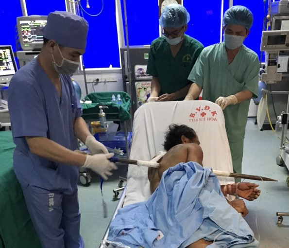 90 phut can nao, cuu song benh nhan bi xa beng dam xuyen nguc hinh 1
