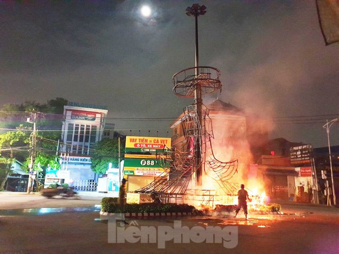 dam vao dai phan cach, xe cuu thuong boc chay du doi trong dem hinh 2
