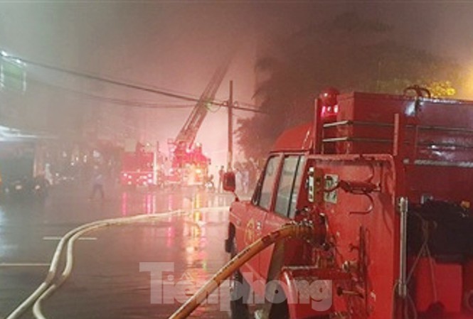 dam vao dai phan cach, xe cuu thuong boc chay du doi trong dem hinh 1