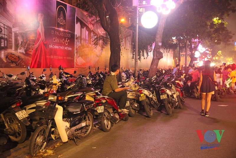khong gian pho di bo ho guom bi tai chiem sau gian cach xa hoi hinh 1