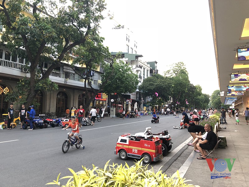 khong gian pho di bo ho guom bi tai chiem sau gian cach xa hoi hinh 5