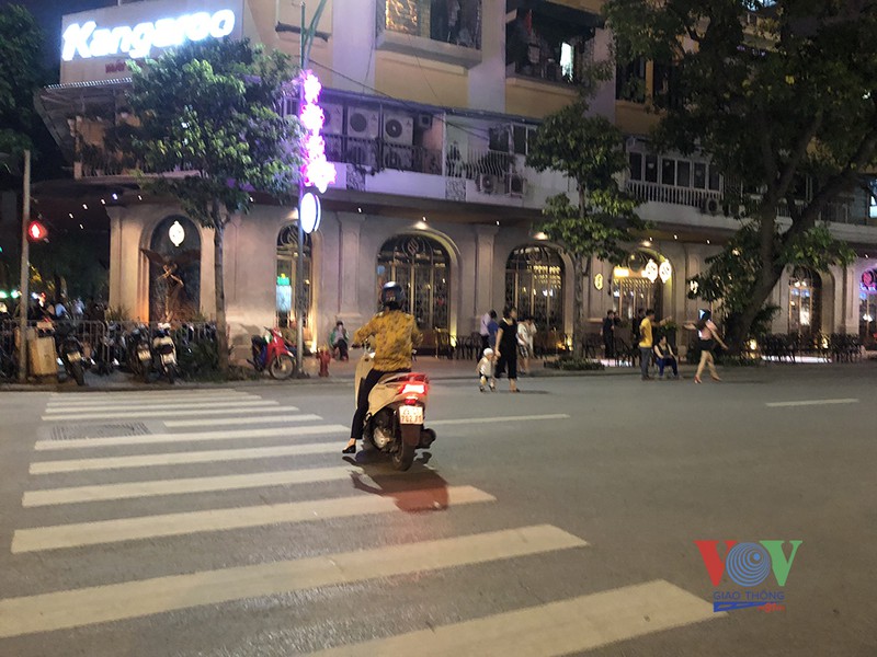 khong gian pho di bo ho guom bi tai chiem sau gian cach xa hoi hinh 8