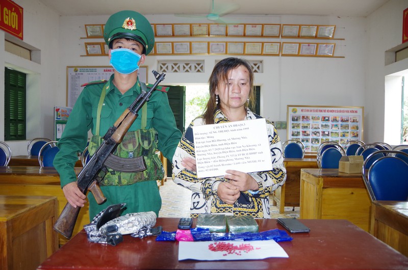 bat thieu nu nguoi mong van chuyen thue 2 banh heroin va 1.600 vien ma tuy hinh 1