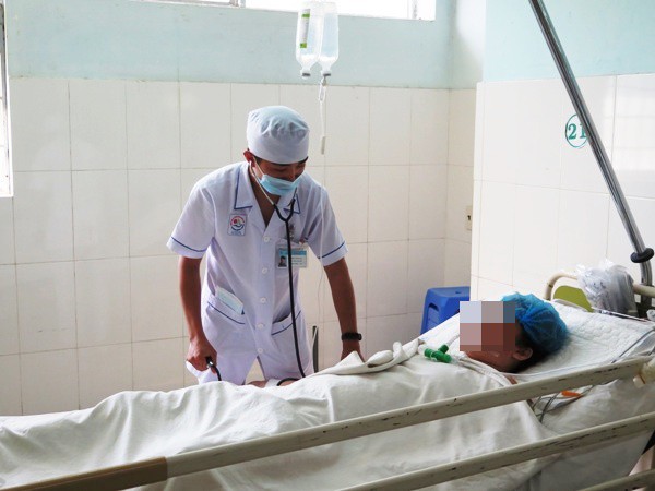 1 nguoi chet, 2 nguoi nuoc ngoai nguy kich vi uong bia pha con hinh 1