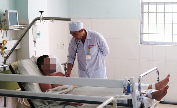 1 nguoi chet, 2 nguoi nuoc ngoai nguy kich vi uong bia pha con hinh 2
