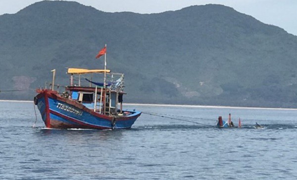 tau ca bo tron sau khi dam chim ghe cau muc lam 2 nguoi thuong vong hinh 1