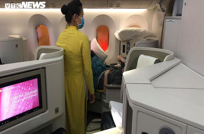anh: phi cong nguoi anh thoai mai tren 'sieu may bay' roi viet nam  hinh 1
