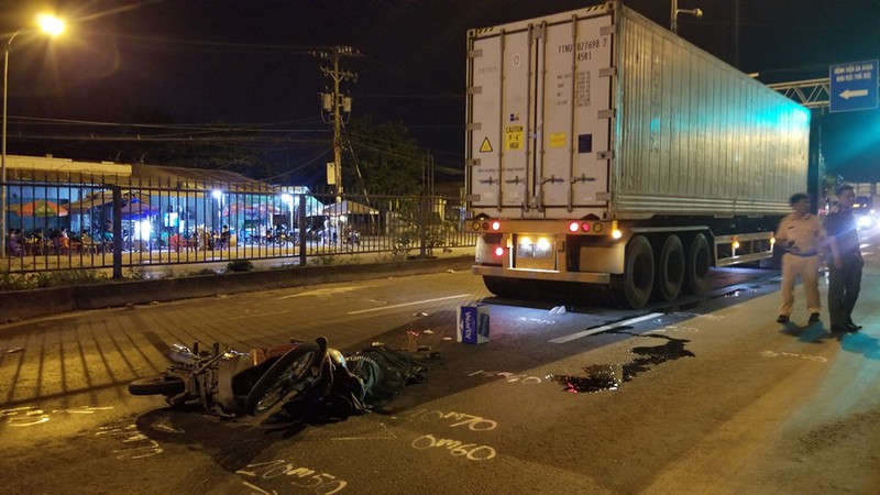 dam vao duoi container, 2 thanh nien thuong vong hinh 1