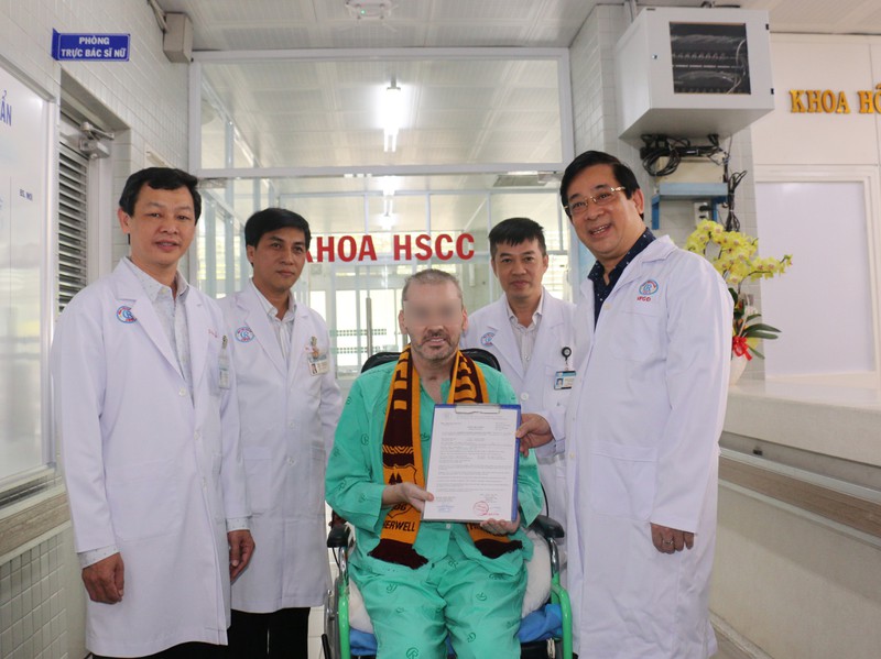 dai dien cdc my chuc mung su thanh cong cua benh vien cho ray hinh 1