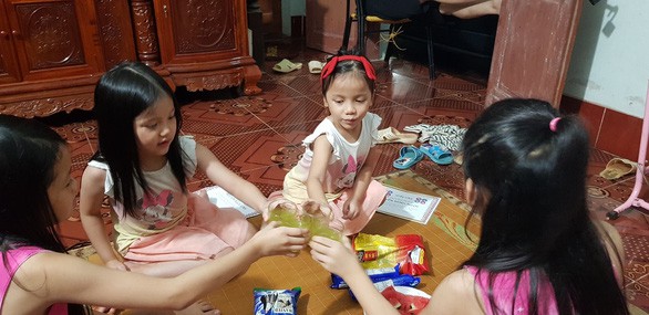 ong bo in ‘giay like’ tang con gai lop 1 khong nhan duoc giay khen hinh 2