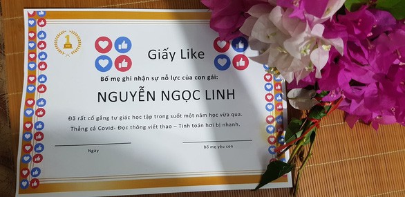 ong bo in ‘giay like’ tang con gai lop 1 khong nhan duoc giay khen hinh 3