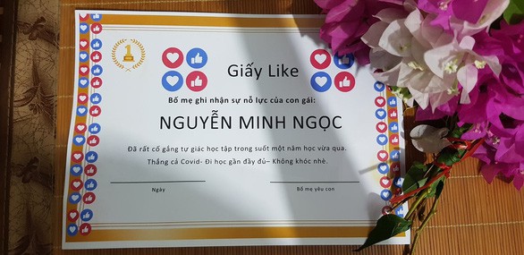 ong bo in ‘giay like’ tang con gai lop 1 khong nhan duoc giay khen hinh 4