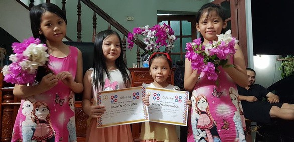 ong bo in ‘giay like’ tang con gai lop 1 khong nhan duoc giay khen hinh 1