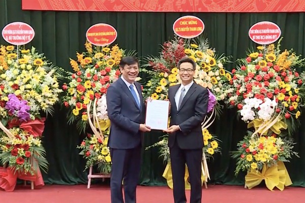 trao quyet dinh quyen bo truong y te cho thu truong nguyen thanh long   hinh 1