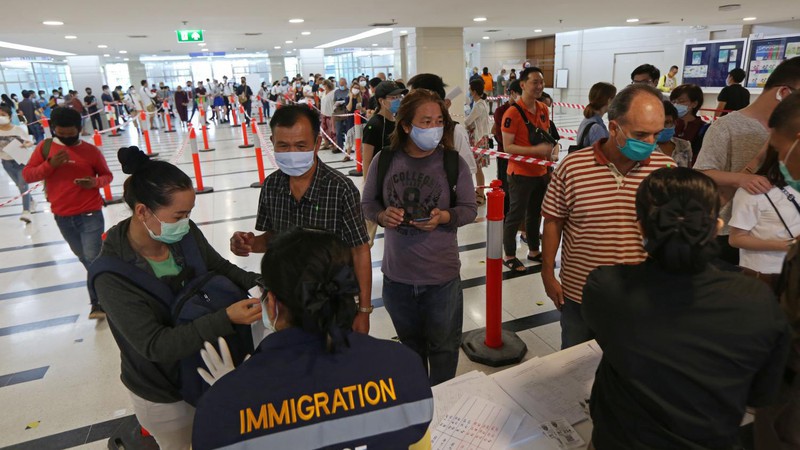 nguoi nuoc ngoai het han visa con 2 thang de roi khoi thai lan hinh 1