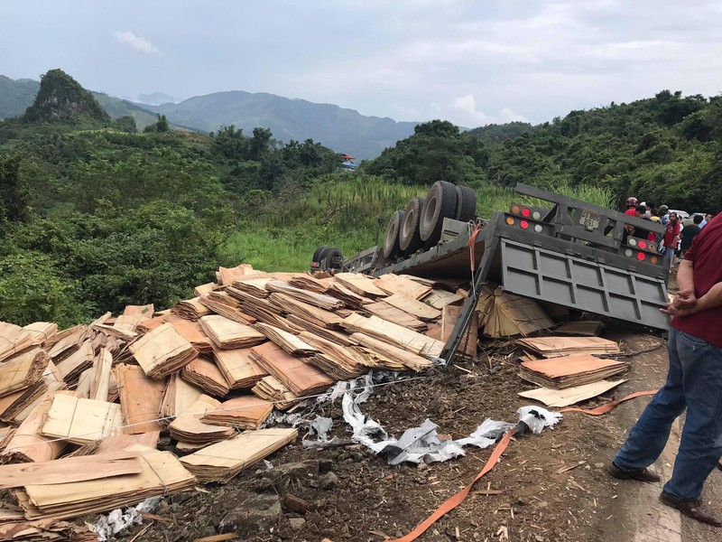 xe dau keo bi lat khi dang do deo, tai xe mac ket trong cabin hinh 1