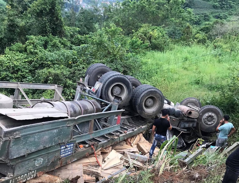 xe dau keo bi lat khi dang do deo, tai xe mac ket trong cabin hinh 2