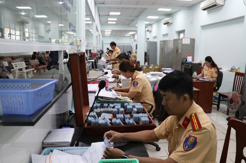 sinh vien khong duoc dung giay xac nhan di dang ky xe tu 1/8 hinh 1
