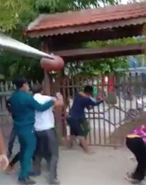 ​khoi to vu an chong nguoi thi hanh cong vu khi dang gian cach xa hoi hinh 1
