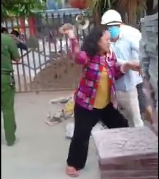 ​khoi to vu an chong nguoi thi hanh cong vu khi dang gian cach xa hoi hinh 2