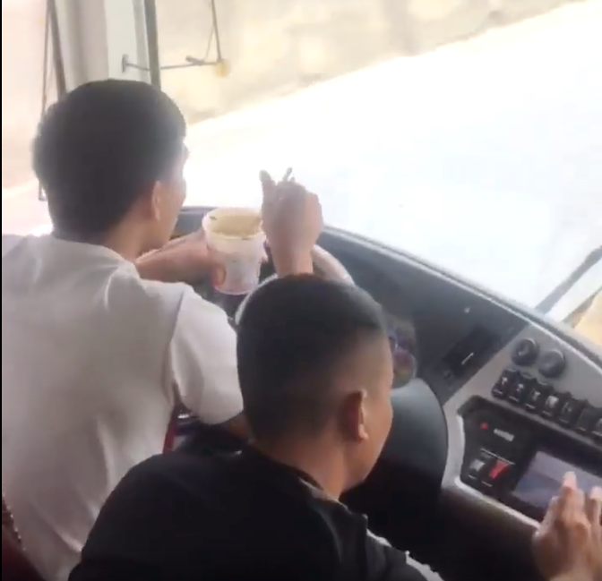 tuoc gplx tai xe vua an my tom vua lai xe khach tren quoc lo hinh 1