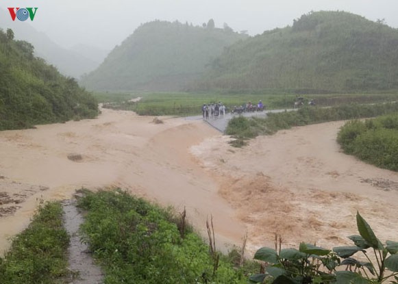 tim thay thi the 2 chau be bi nuoc lu cuon troi tai dien bien hinh 1