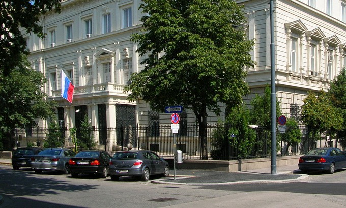 nga truc xuat mot nha ngoai giao ao hinh 1