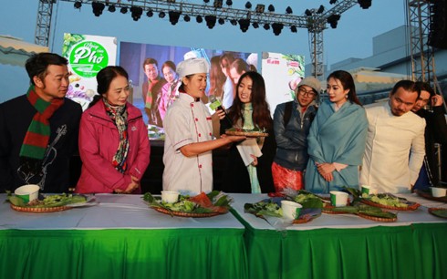 quang ba am thuc viet nhin tu chiec vay "banh my" cua hoa hau hinh 3