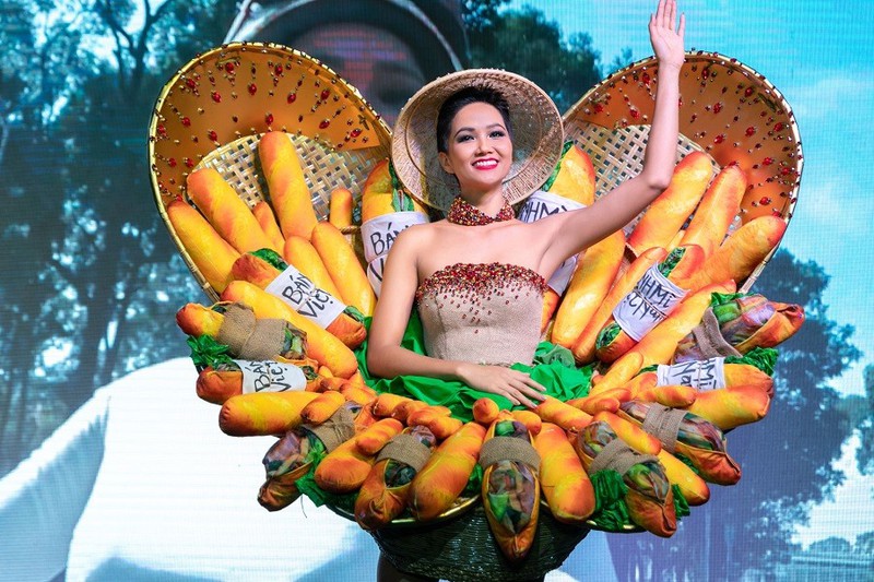 quang ba am thuc viet nhin tu chiec vay "banh my" cua hoa hau hinh 1
