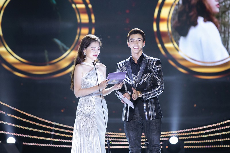 a hau phuong nga sanh doi cung binh an o le trao giai cong hien 2019 hinh 3
