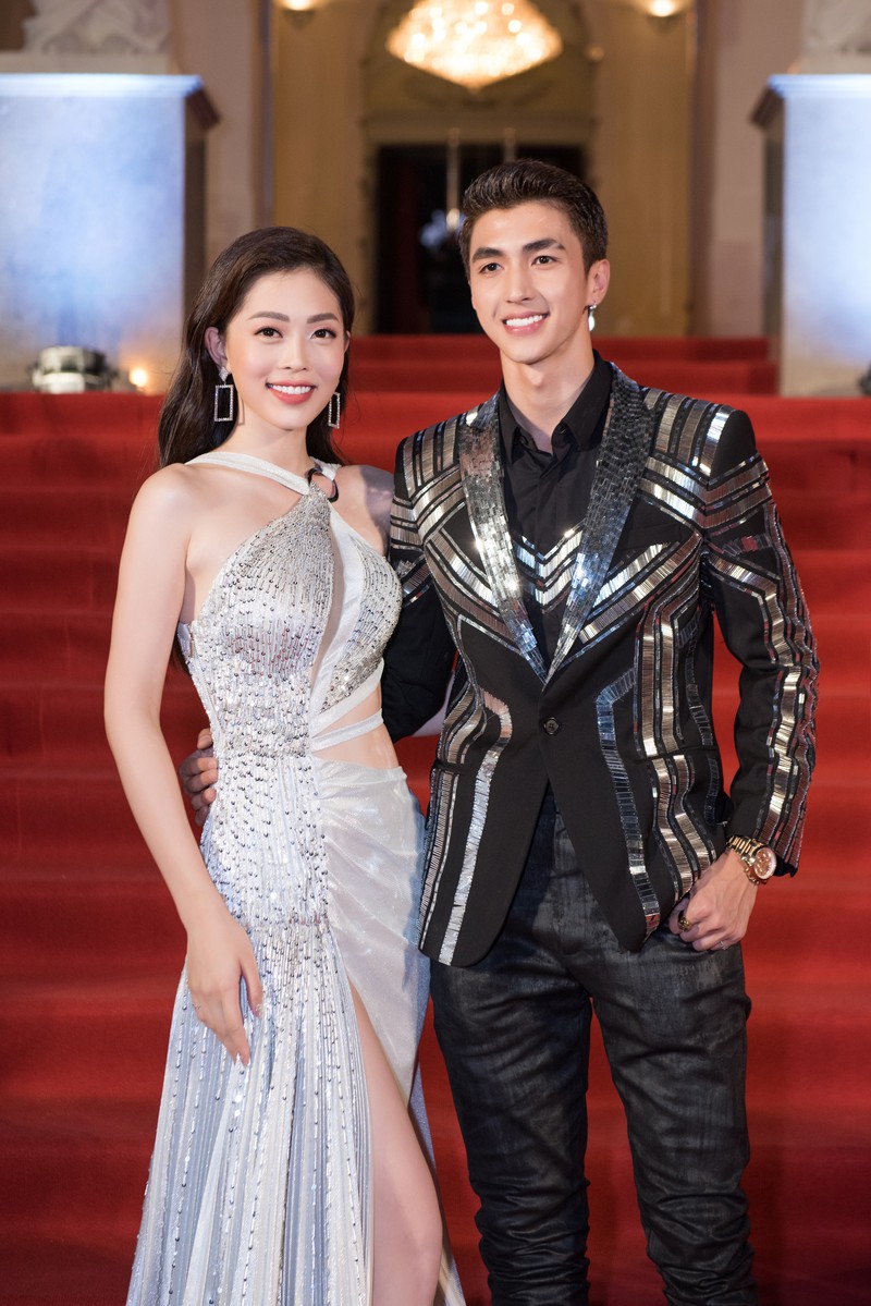 a hau phuong nga sanh doi cung binh an o le trao giai cong hien 2019 hinh 8