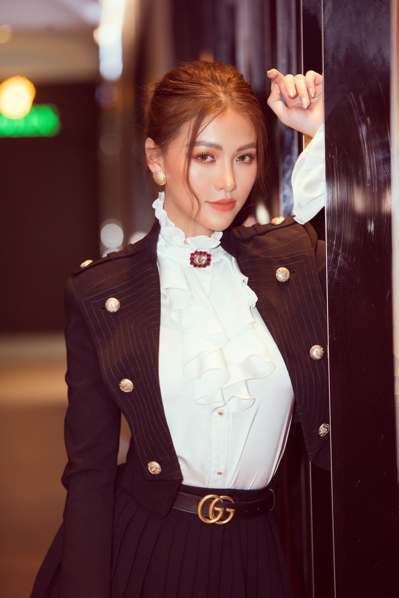 phuong khanh hoa quy co thanh lich day me hoac voi bo trang phuc nua ty hinh 10