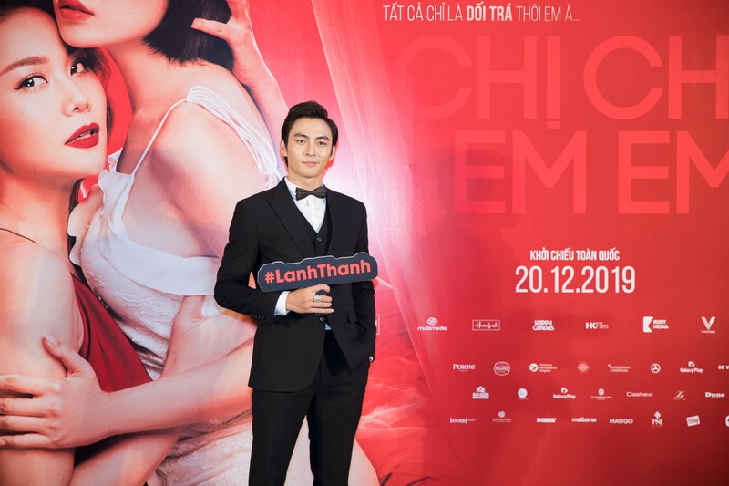 "chi chi em em" thanh hang, chi pu do ve nong bong voi vay xe sau hinh 5