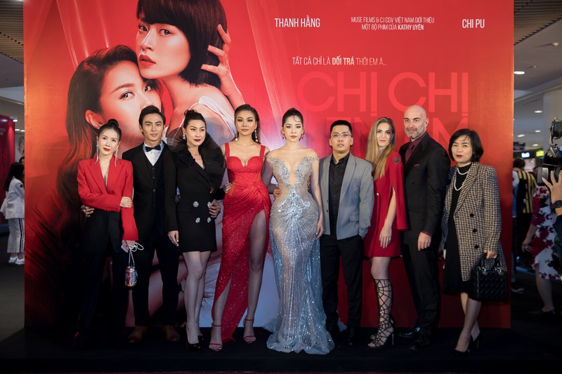 "chi chi em em" thanh hang, chi pu do ve nong bong voi vay xe sau hinh 13