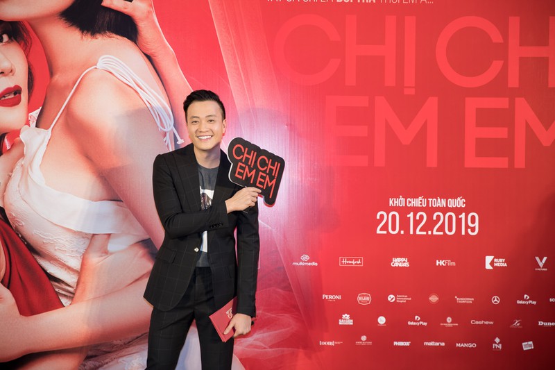 "chi chi em em" thanh hang, chi pu do ve nong bong voi vay xe sau hinh 8