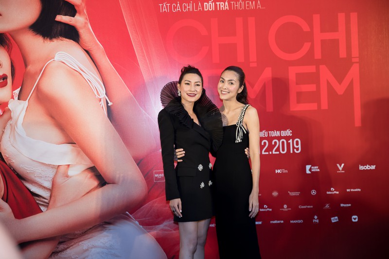 "chi chi em em" thanh hang, chi pu do ve nong bong voi vay xe sau hinh 7