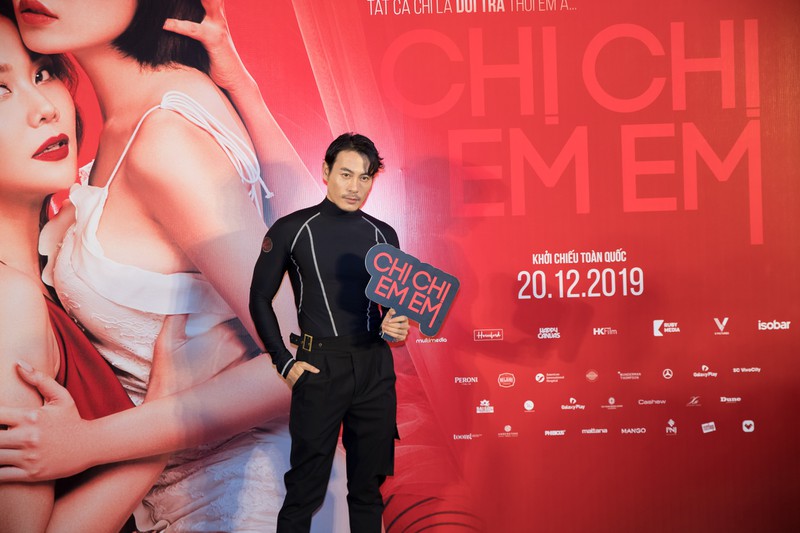 "chi chi em em" thanh hang, chi pu do ve nong bong voi vay xe sau hinh 10