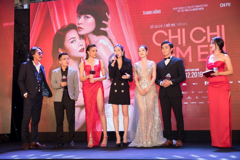 "chi chi em em" thanh hang, chi pu do ve nong bong voi vay xe sau hinh 14