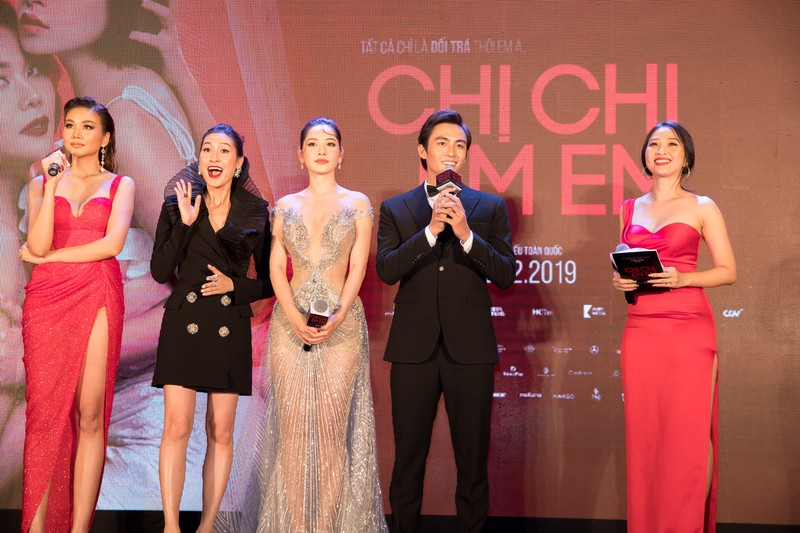 "chi chi em em" thanh hang, chi pu do ve nong bong voi vay xe sau hinh 16