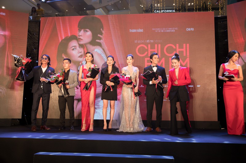 "chi chi em em" thanh hang, chi pu do ve nong bong voi vay xe sau hinh 17