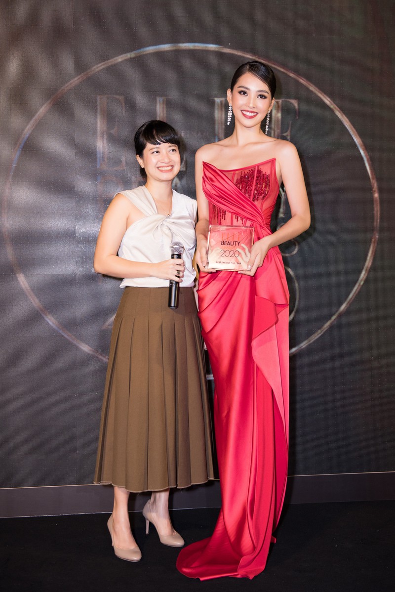 tieu vy dien dam xe cao, nhan giai "guong mat hoan hao nhat nam" hinh 4