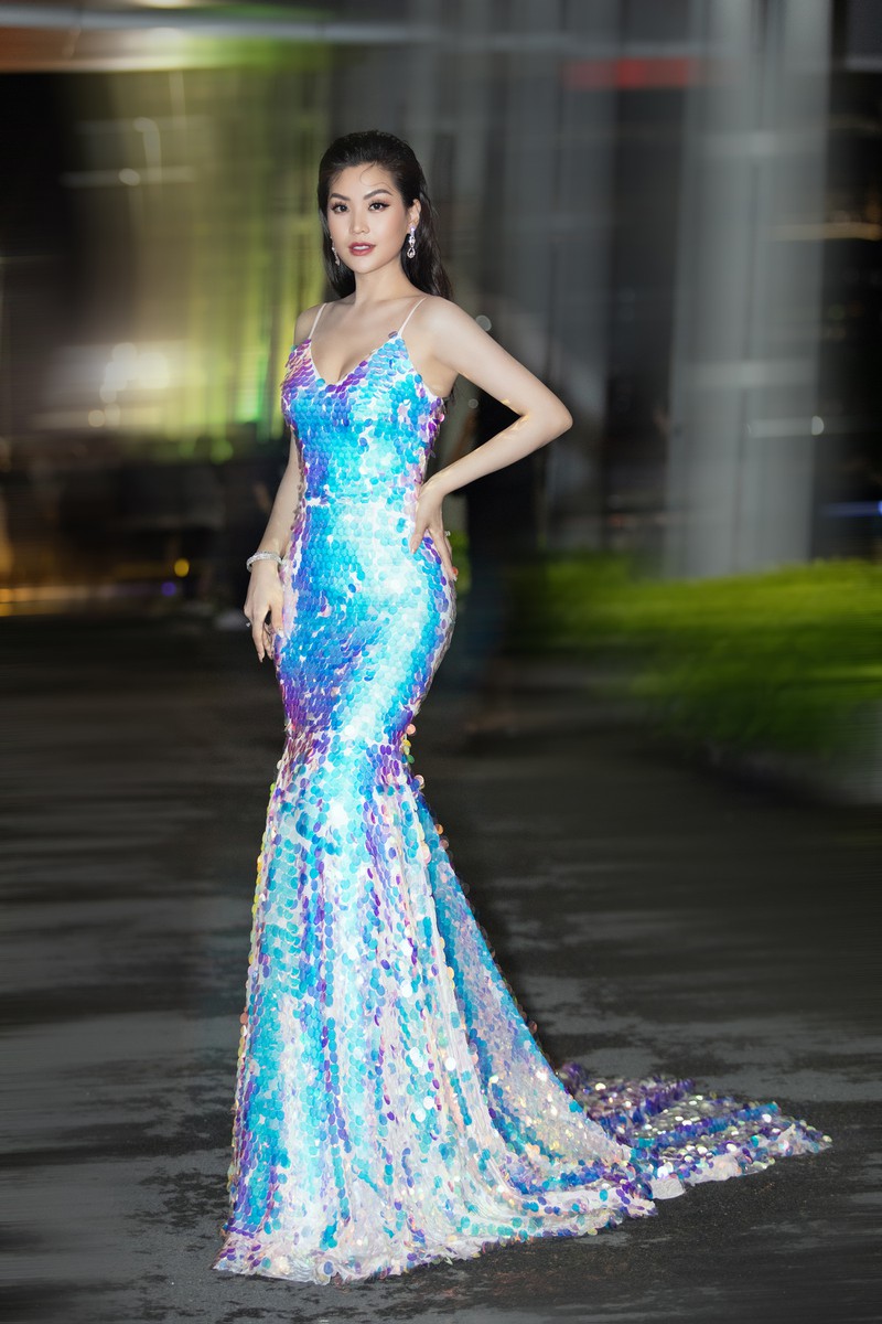luong thuy linh dien vay xe cao khoe chan dai ben kieu loan, tuong san hinh 14