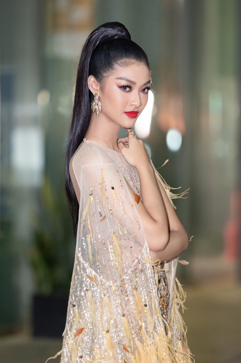luong thuy linh dien vay xe cao khoe chan dai ben kieu loan, tuong san hinh 5